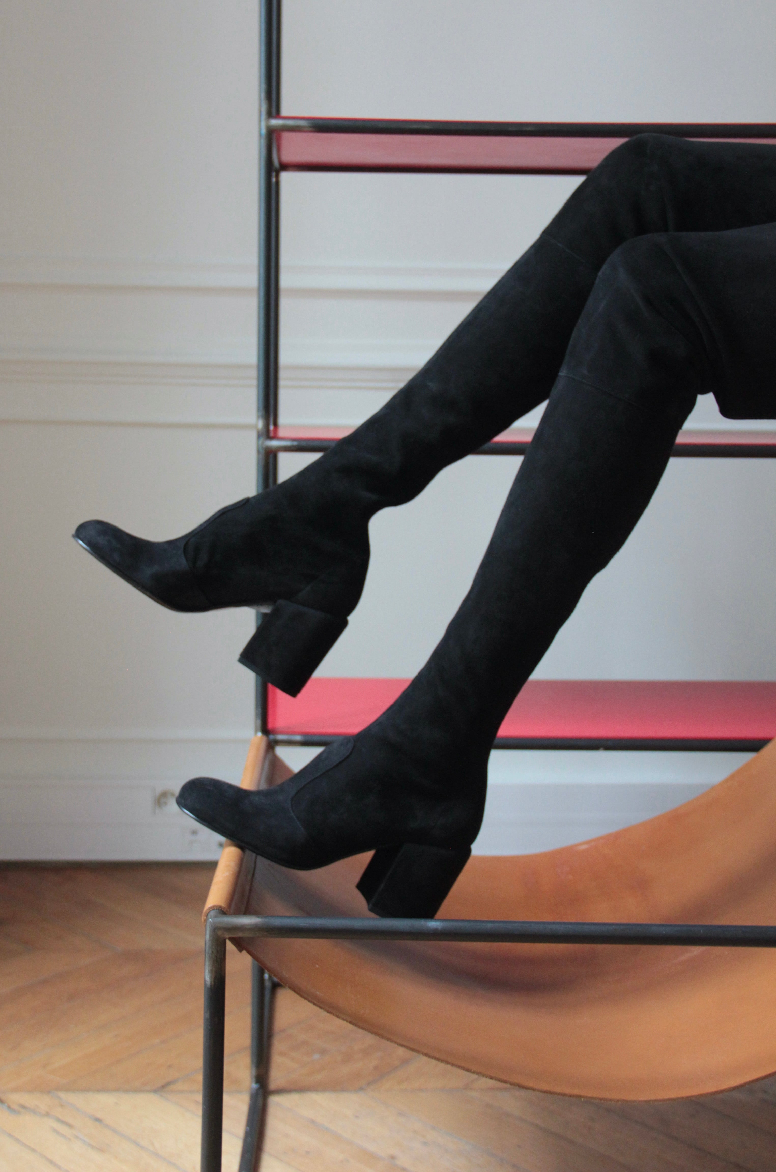 ISIDOR black suede